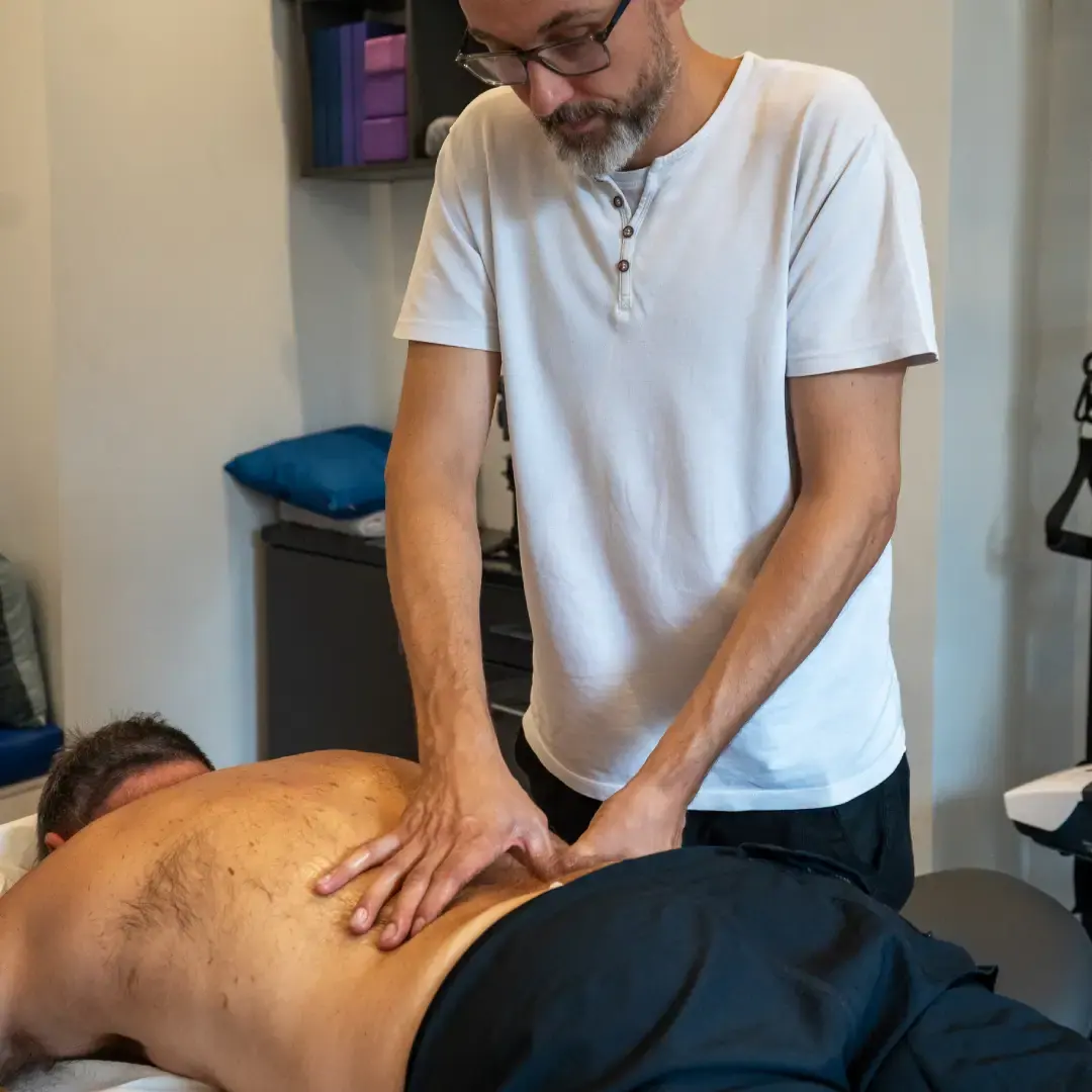 Bartłomiej Knorowski providing back massage at PhysioB